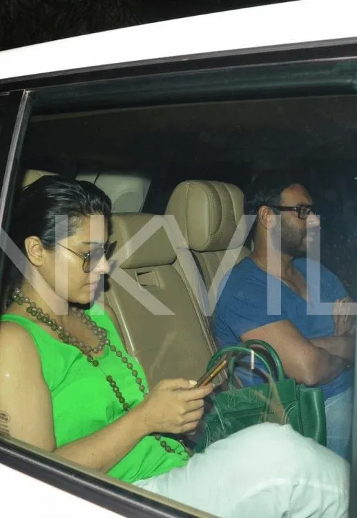 Kajol kencan dengan Ajay Devgan pakai tanktop hijau terang ©pinkvilla
