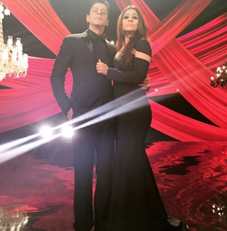 Shahrukh peluk mesra pinggang Kajol. ©pinkvilla