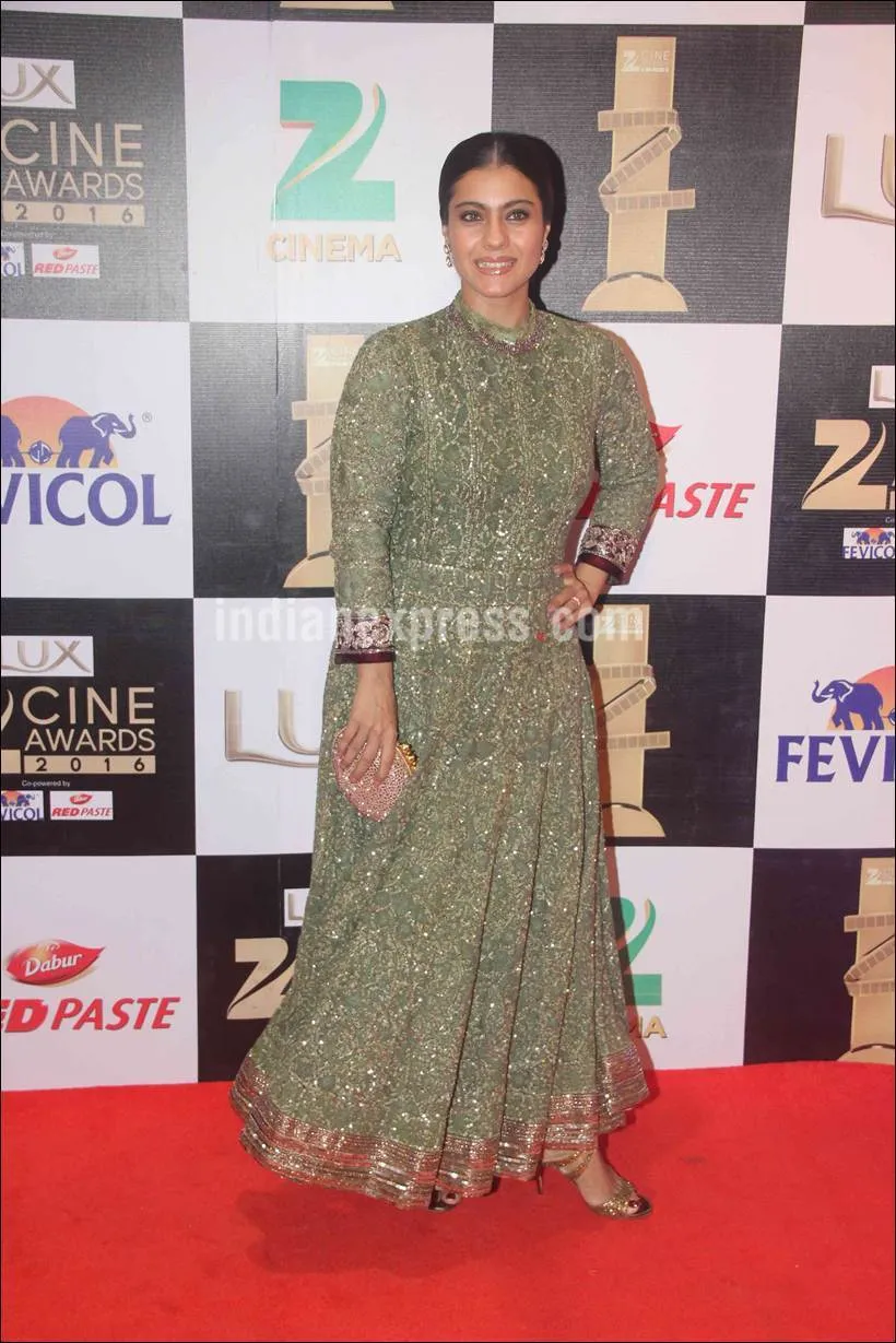 Kajol tampil memukau dengan dress berkilau © Indianexpress.com