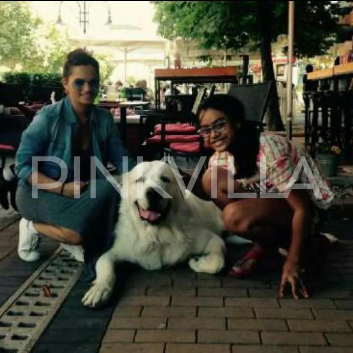 Putri Kajol, Nysa Devgan terlihat sangat senang melihat anjing Labrador @pinkvilla.com