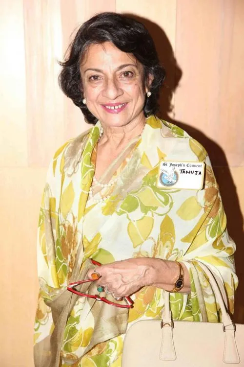 Tanuja rupanya hanya malas berjalan saat di bandara sehingga memilih kursi roda © Pinkvilla.com