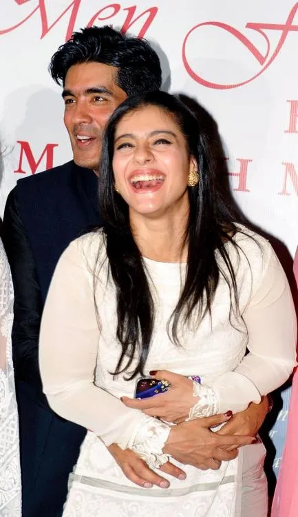Begini ekspresi Kajol saat dipeluk Manish dari belakang © Pinkvilla.com