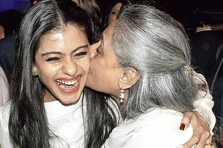 Kajol dapat ciuman dari Jaya Bachchan.@santabanta.com