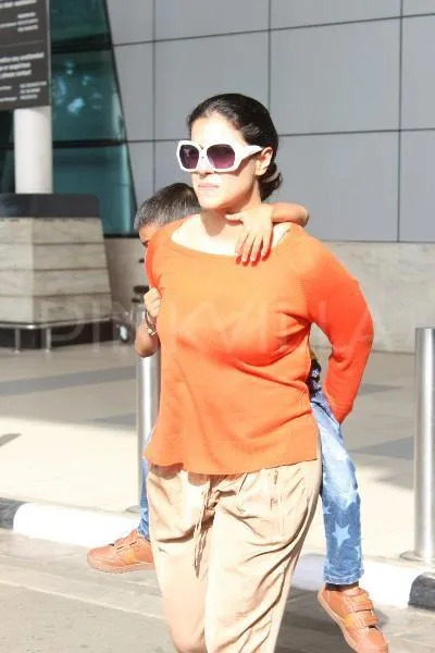 Ini dia momen paling sweet dari kekompakan ibu dan anak, Kajol dan Yug Devgan di bandara @pinkvilla.com