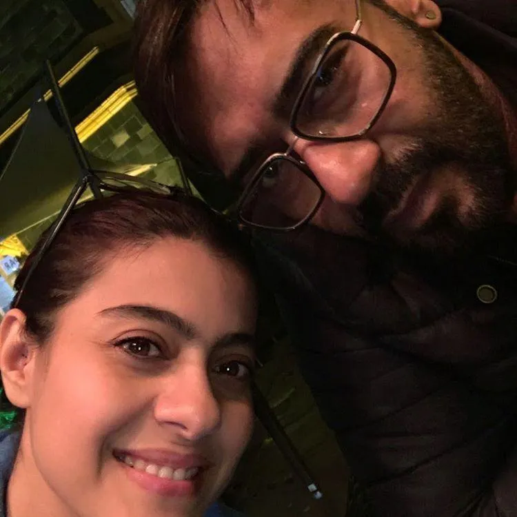 Selfie Kajol dan Ajay di hari ultah pernikahan mereka ©instagram/kajol