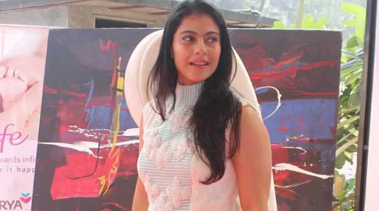 Kajol saat meninggalkan wartawan di tengah sesi wawancara. @indianexpress