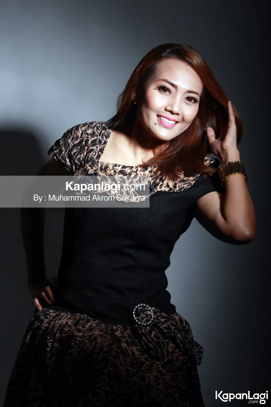 Kak Ros ternyata hobi makan tahu Bandung © KapanLagi.com®/ Muhammad Akrom Sukarya