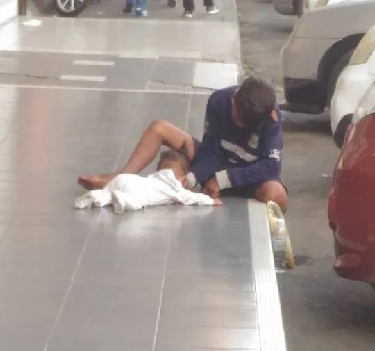 Seorang kakak yang terlantar hanya dapat memberikan jempol bagi adiknya untuk dihisap agar tidak menangis kelaparan © Facebook.com/Hamiatie Abd Hamid