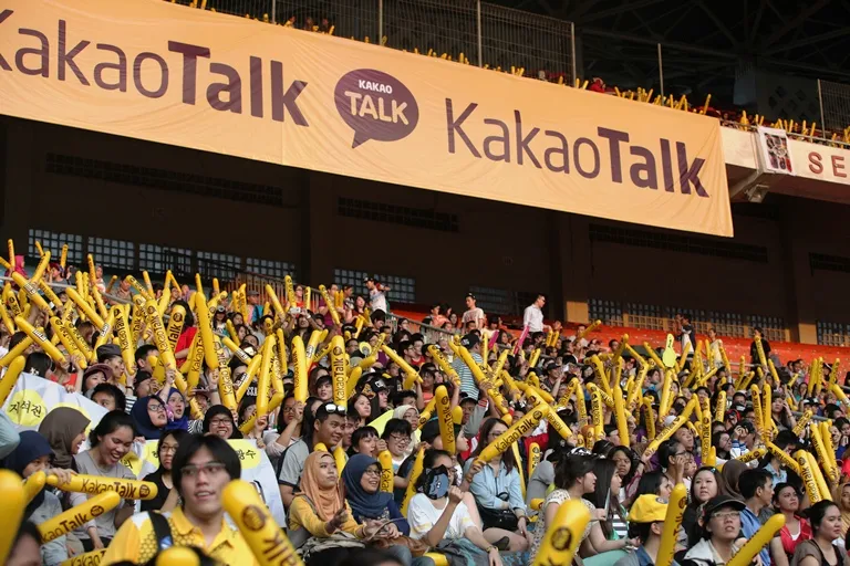 Para penonton dengan atribut kuning khas KakaoTalk foto: KakaoTalk ADC 2014