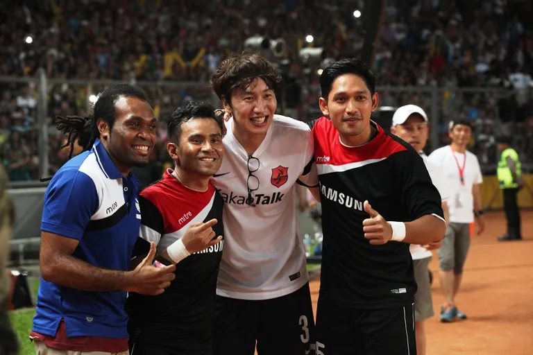 Buat kamu iri? Lee Kwang Soo berpose bareng Michael - Judika - Ibnu Jamil foto: KakaoTalk