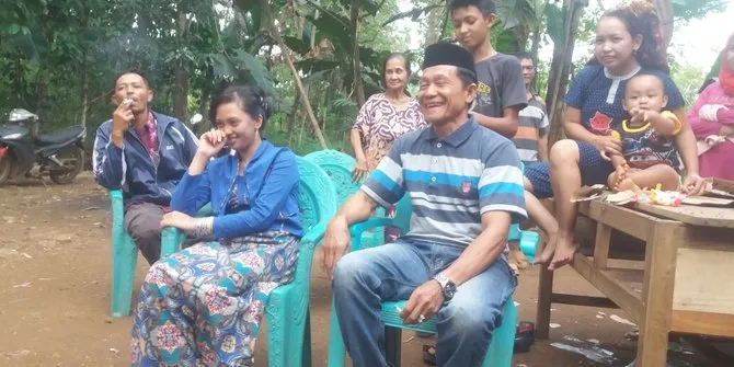 Daeng Ngampa dan Diana, pasangan beda usia 48 tahun yang menikah karena kopi © merdeka.com