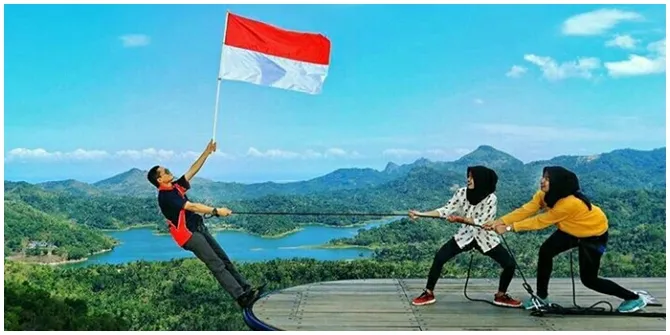 Obyek wisata Kalibiru terdapat di Perbukitan Menoreh, tepatnya di Desa Kalibiru, Sermo, Hargowilis, Kecamatan Kokap.