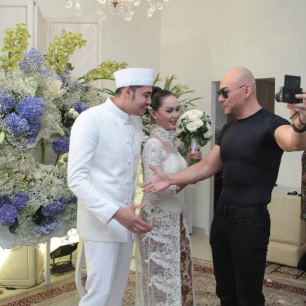 Kalina membantah komentar netizen yang menyebut Deddy Corbuzier seorang gay. 姆nstagram.com/kalinaocktaranny