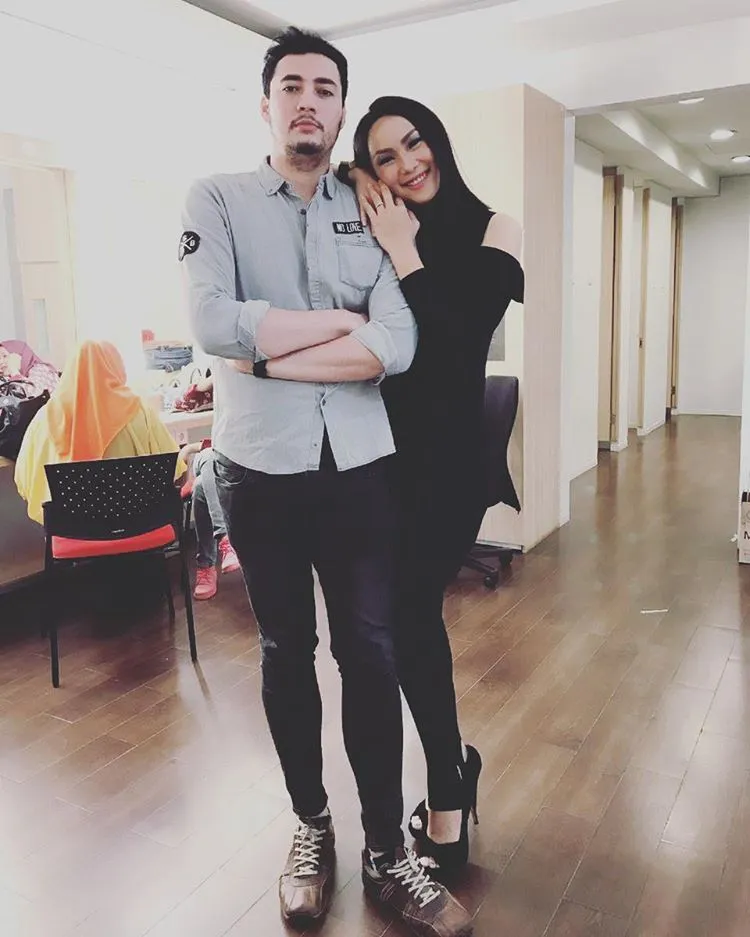 Kalina sempat hendak dinikahkan dengan Hendra saat berada di tanah suci Mekah. ©instagram.com/kalinaoctaranny