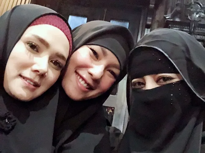 Kalina, Mulan Jameela dan Ummi Pipik sedang mengikuti kajian. (Credit: Instagram/kalinaoctaranny)