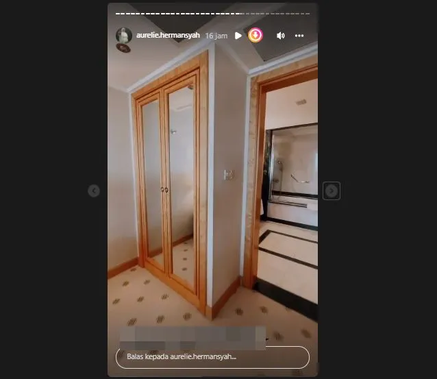 Lemari Kaca