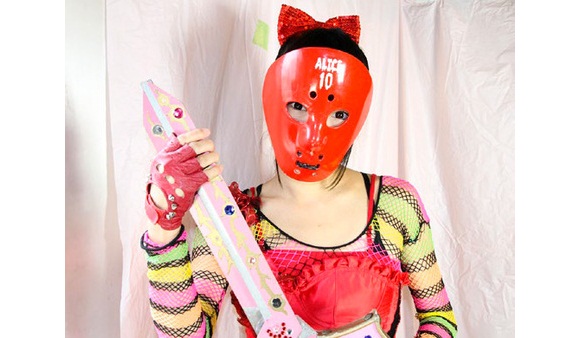 Kamen Joshi adalah idola yang digandeng untuk peluncuran unik dan anti-mainstream ini © en.rocketnews24.com