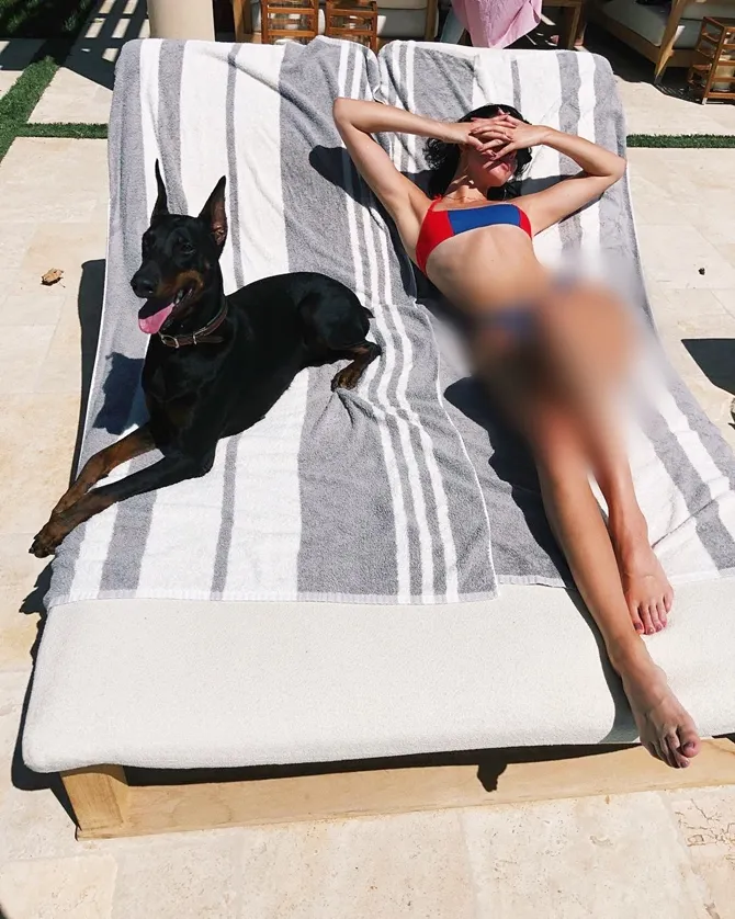 Kendall Jenner berpose seksi bareng anjingnya. © Instagram.com/kendalljenner