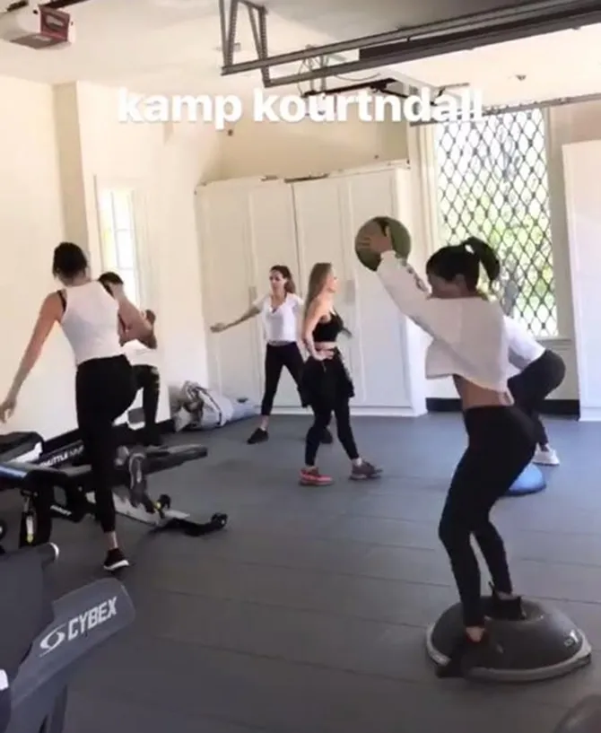 Berminat gabung di Kamp Kourtndall? © Instagram.com/kourtneykardash