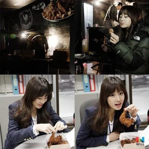 Kang Sora mentraktir para pemain dan kru ayam. ©allkpop
