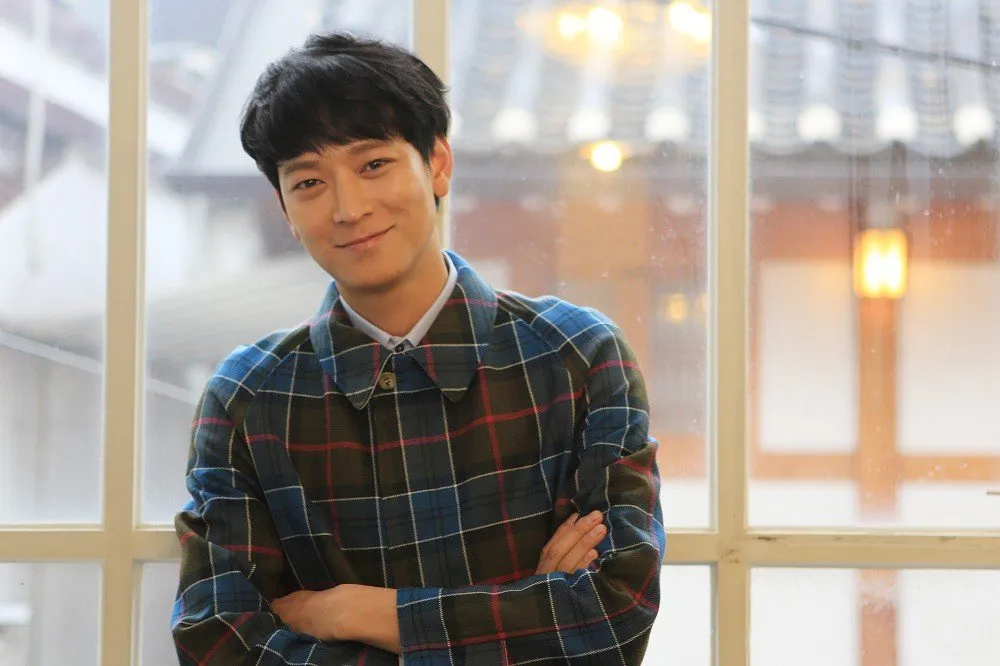 Kang Dong Won memuji pesona Kim Yoo Jung yang kini telah tumbuh dewasa. © allkpop.com