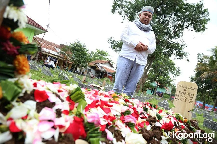 Komedian Denny Chandra sempat datang ke makam dan salat jenazah di kuburan Oon Project Pop. ŠKapanLagi.com/Agus Apriyanto