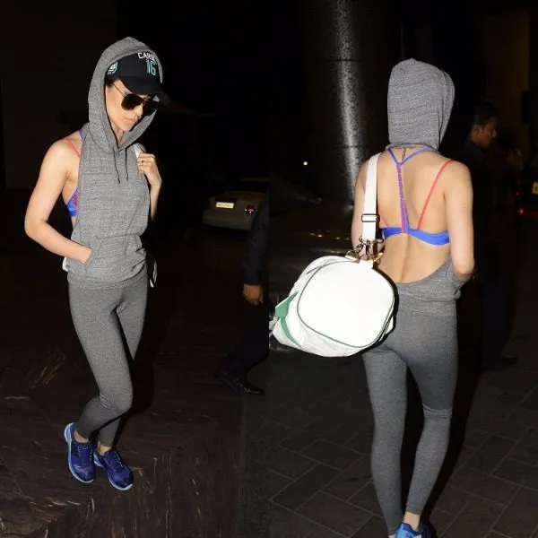 Kangana pamer punggung mulus ©bollywood