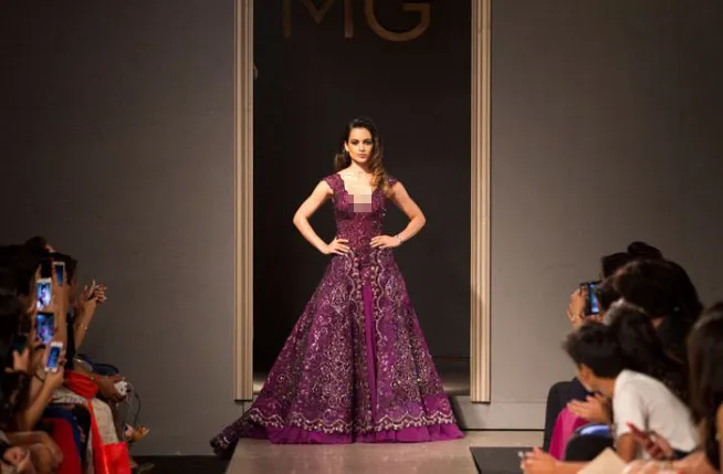 Ini dia penampilan Kangana saat di atas catwalk, cantik menggelora @indianexpress.com