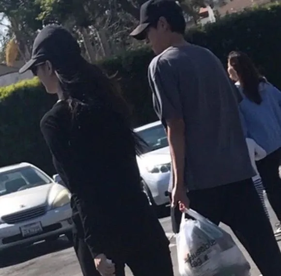 Han Hyo Joo dan Kang Dong Won tertangkap kamera fans saat di Amerika. © Seoul Econ
