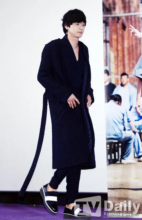 Fashion bathrobe atau pun piyama Kang Dong Won, keren nggak? © TV Dialy