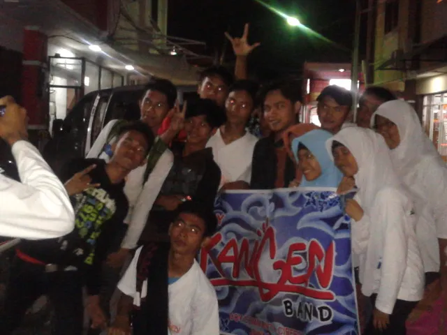 DOY Cirebon di luar Radio Indah