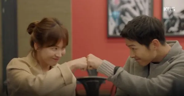 Karakter Yoo Si Jin dan Kang Mo Yeon yang ternyata memiliki usia yang sama. ©kpopherald.com