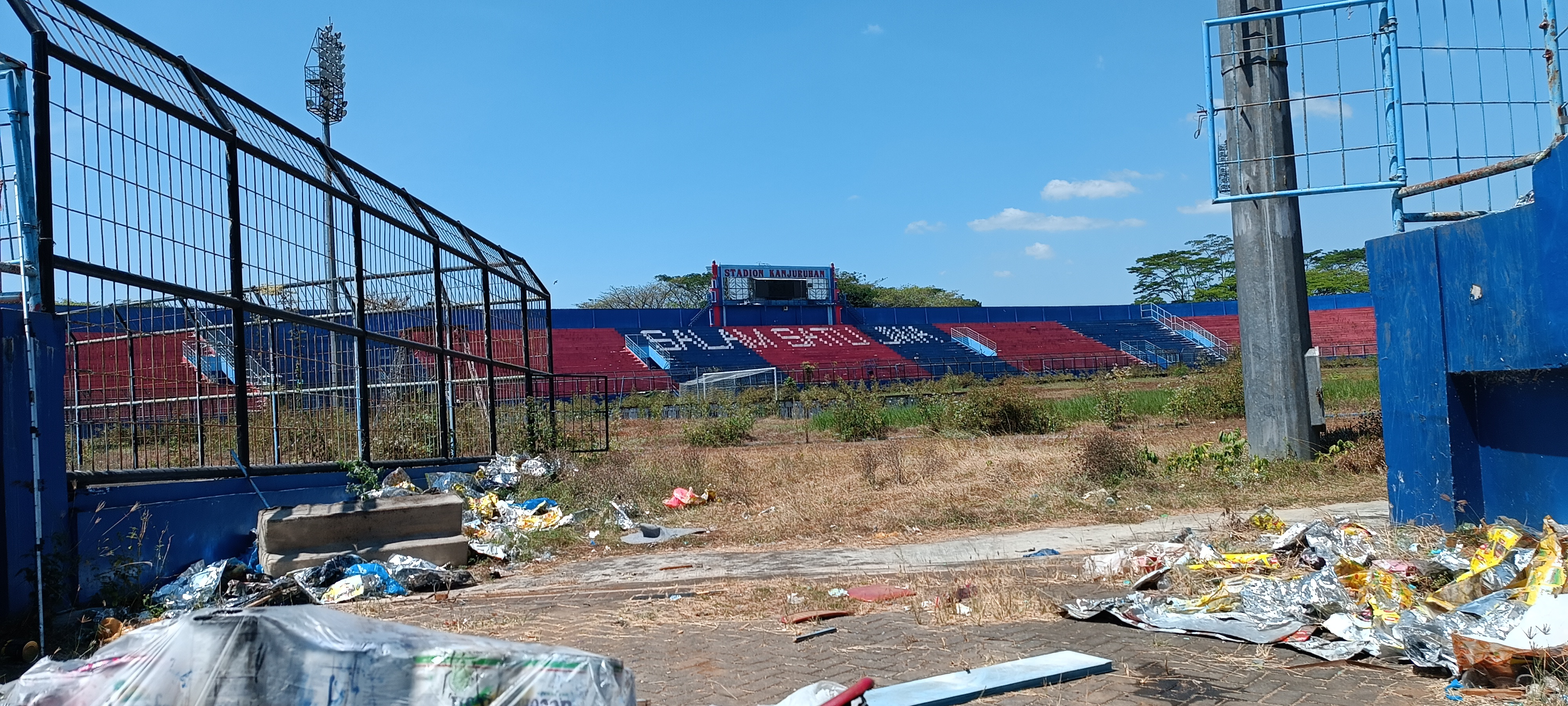 Neglected Condition of Kanjuruhan Stadium / Photo Credit: KapanLagi.com/Darmadi Sasongko