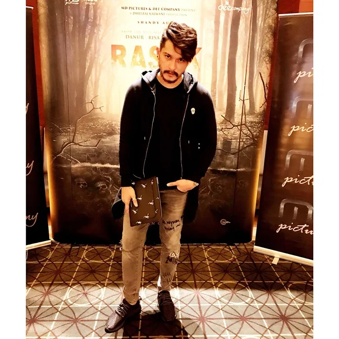 Miller tumbuhkan jenggot dan kumis demi peran di film terbarunya (credit: instagram.com/miller_khan)