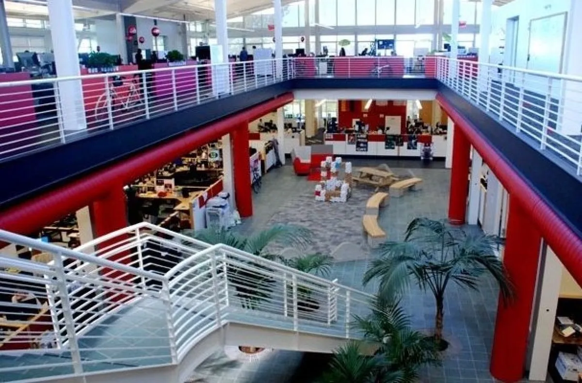 Open floor yang ada di dalam kantor youtube (credit: huffingtonpost.com)