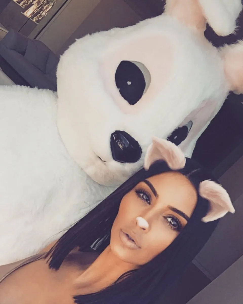 Kim Kardashian juga tak lupa mengambil selfie imut bersama Kanye West © twitter.com/KimKardashian