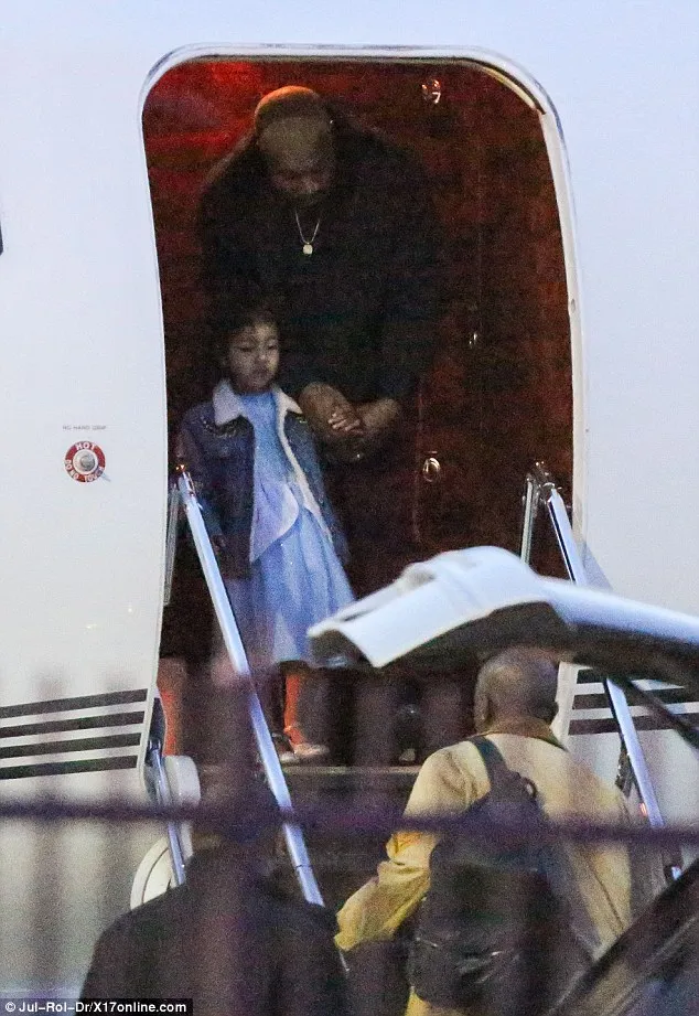 Dilansir dari TMZ via Daily Mail, ini jadi momen pertama Kanye West mengajak Kim dan anak-anaknya berziarah ke makam Donda © DailyMail-x17online-com