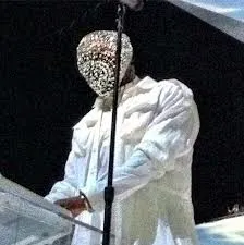 Kira-kira lebih aneh mana, lagu yang dinyanyikan atau kostum Kanye ini? @hiphopsrevival.blogspot.com