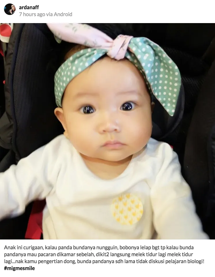 Bayi Kara yang bengong ketika difoto oleh ayahnya. 