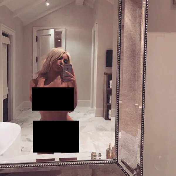 Foto selfie Kim yang sempat mendapat kecaman keras dari Chloe Moretz © instagram.com/kimkardashian