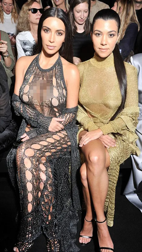 Kim nyaris telanjang di PFW 2016 © Shutterstock/dailymail.co.uk