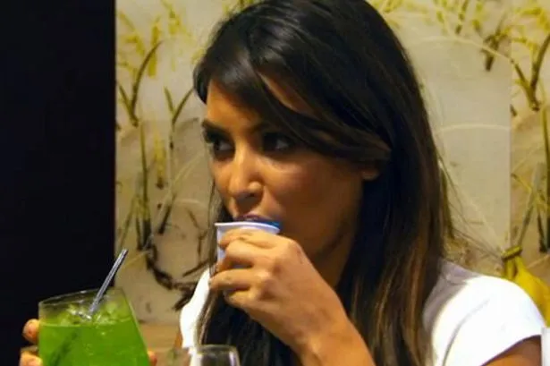 Sebelum bertanding, Kim dan Kourtney mengonsumsi ekstrak nanas @ mirror.co.uk