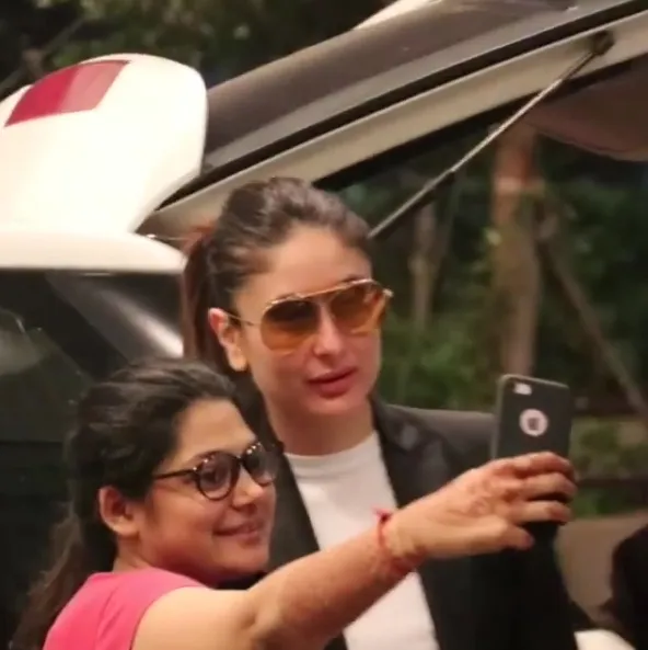 Fans perempuan ini yang pertama kali mengajak Kareena selfie ©instagram/manav.manglani