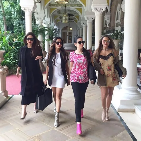 Kareena Kapoor pede pakai stiletto tinggi ©instagram/therealkarismakapoor
