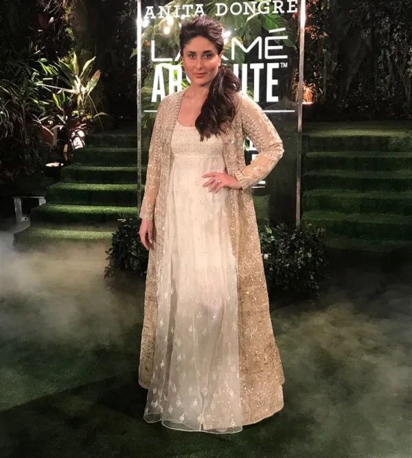 Kareena stunning di catwalk Lakme Fashion Week ©pinkvilla