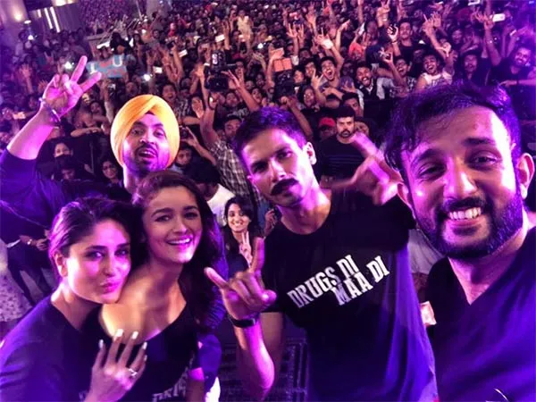 Shahid Kapoor selfie bareng Kareena Kapoor, sang mantan yang kini akur ©timesofindia