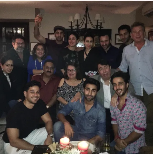 Sara Ali Khan ikut pesta bareng Kareena ©pinkvilla
