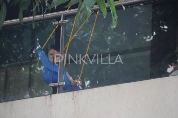 Taimur anak Kareena Kapoor santai main ayunan di halaman ©pinkvilla