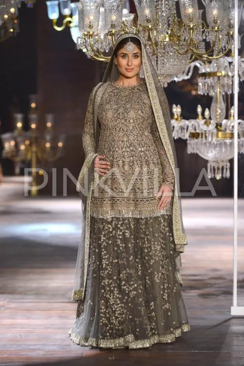 Kareena tampil bak ratu di Lakme Fashion Week ©pinkvilla
