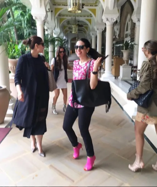 Begini situasi belakang layar foto cantik di atas, kocak ©instagram/therealkarismakapoor